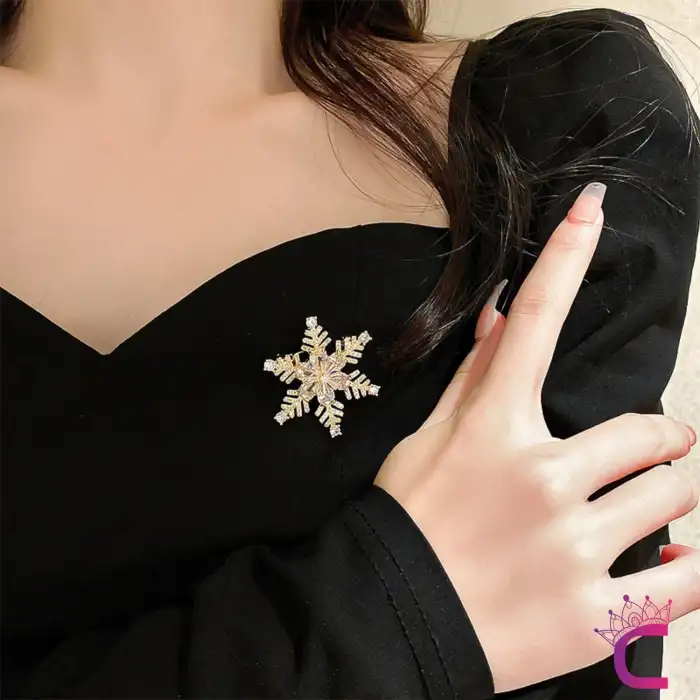 Premium Kar Tanesi Taşlı Kadın Broş Gold - Özel Hediyelik Yılbaşı Doğum Günü Hediyesi Yaka İğnesi