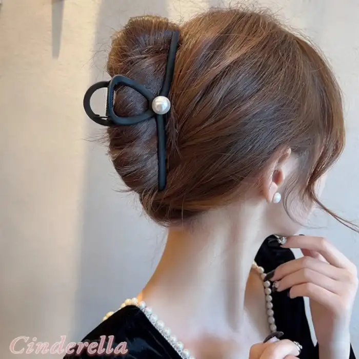 Siyah Sade ve Şık Model İncili Büyük Boy Kadın Metal Mandal Toka - Yeni Trend Mandallı Saç Tokası