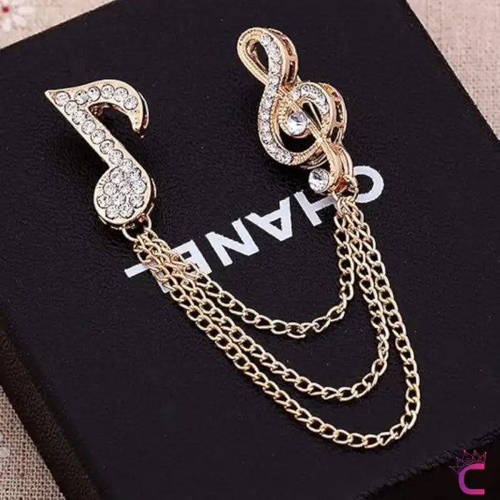 Sol Anahtarı Müzik Notası Zirkon Taşlı Zincirli Broş Gold - Unisex Yaka Zinciri Ceket Kıyafet İğnesi