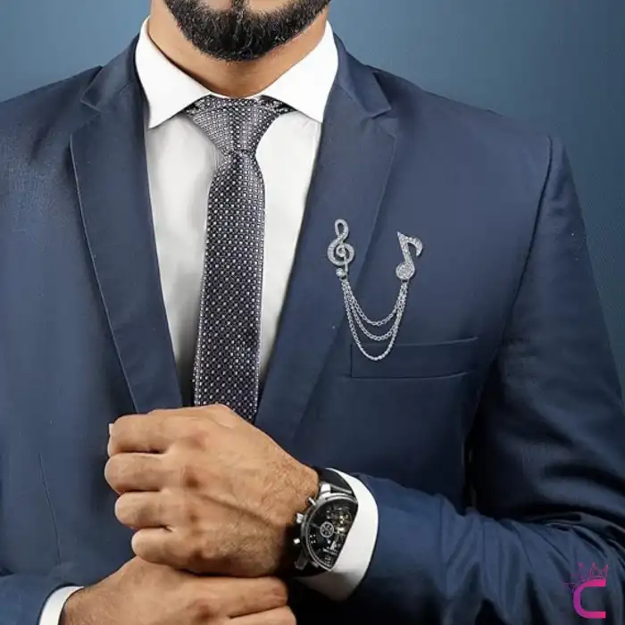 Sol Anahtarı Müzik Notası Zirkon Taşlı Zincirli Broş Gümüş - Damat Yaka Zinciri Ceket Kıyafet İğnesi