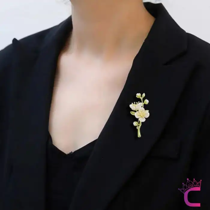 Yasemin Çiçeği Tasarım İncili Çiçekli Taşlı Kadın Broş - Hediyelik Elbise Ceket Yaka İğnesi Broşu