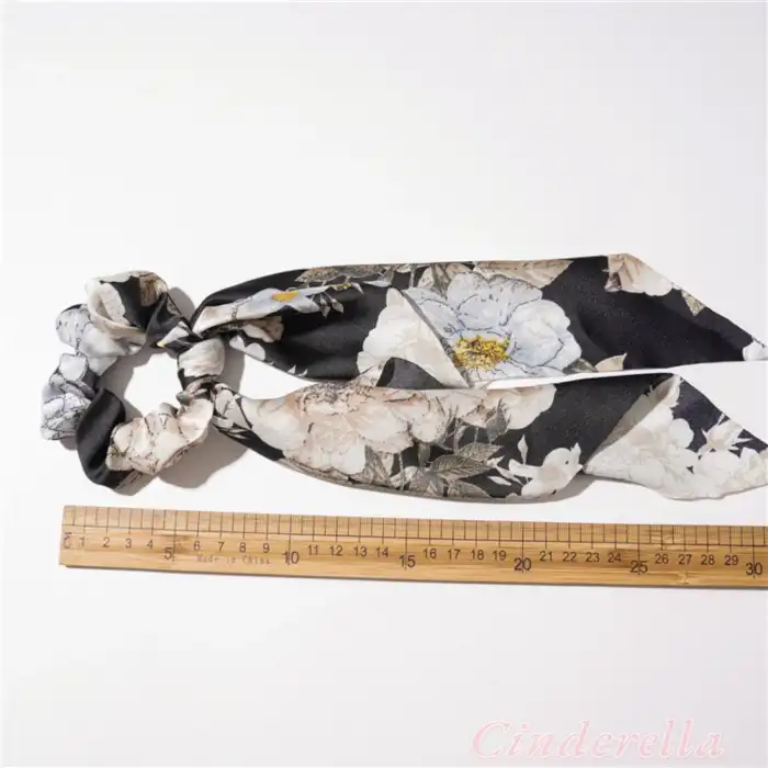 Zarif Lüks Saten Kumaş Fularlı Lastik Toka Siyah Desenli - Kadın Scrunchie Lastikli Saç Tokası