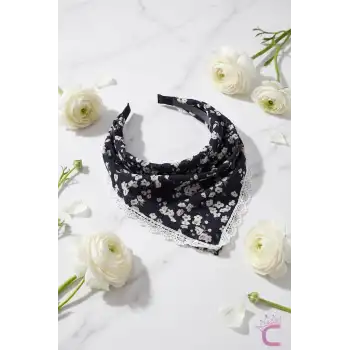 Siyah Üzeri Çiçek Desenli Beyaz Dantelli Yazlık Taçlı Bandana - Eşarp Görünümlü Üçgen Saç Bandanası
