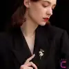 Yasemin Çiçeği Tasarım İncili Çiçekli Taşlı Kadın Broş - Hediyelik Elbise Ceket Yaka İğnesi Broşu
