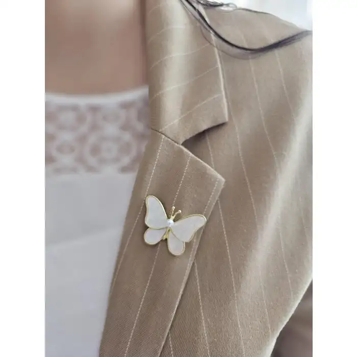Zarif İncili Taşlı Beyaz Kanatlı Kadın Kelebekli Broş - Arkadaş Hediyesi Yaka İğnesi Rozet