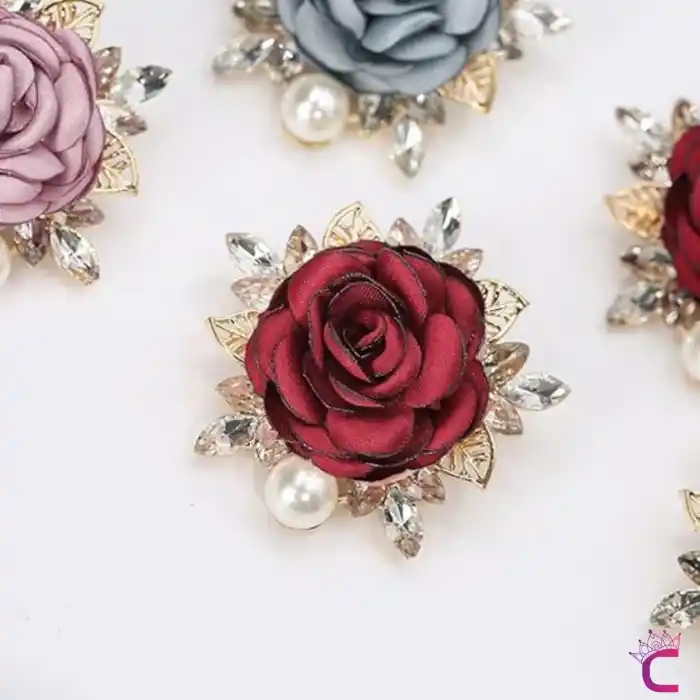 İncili Kristal Taşlı Kırmızı Kumaş Çiçek Gül Broş - Gold Yaprak Yaka Çiçeği İğnesi Aksesuar Hediyesi