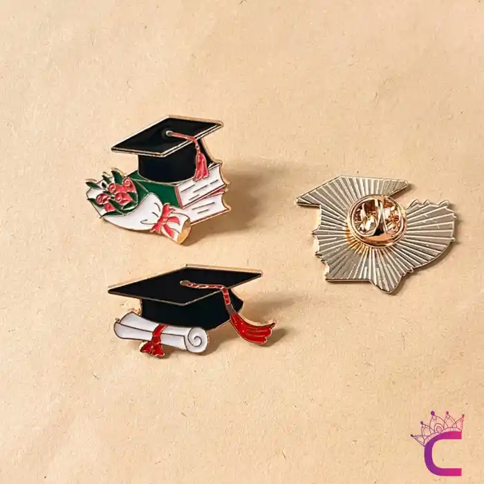 Mezuniyet Kepi Diploma Tasarım Yaka Rozeti Broş - Arkadaşa Hediyelik Mezuniyet Elbisesi Yaka İğnesi