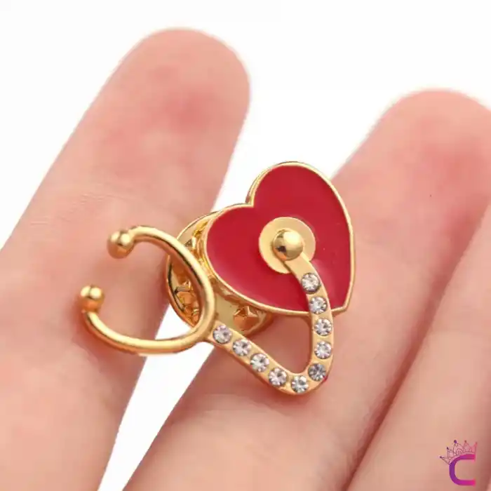 Minik Kristal Taşlı Kalpli Steteskop Doktor Broş - Hediyelik Hemşire Sağlıkçı Kadın Yaka İğnesi