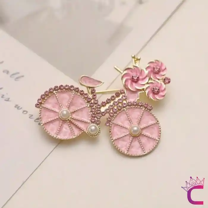 Pembe Çiçekli Kristal Taşlı İncili Bisiklet Tasarım Broş - Hediyelik Tatil Elbise Yaka İğnesi Broşu