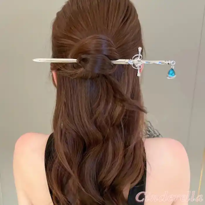Sallantılı Mavi Yapay Elmaslı Kılıç Tasarım Metal Topuz Tokası 20cm - Kadın Modern Çubuk Saç Toka