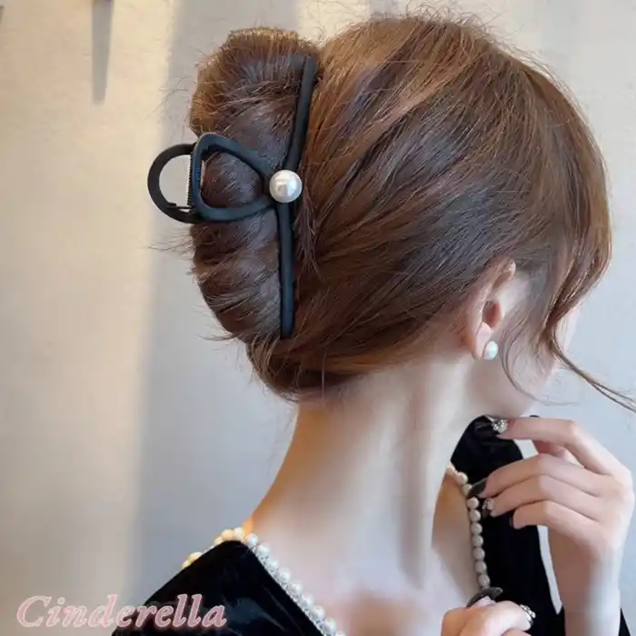 Siyah Sade ve Şık Model İncili Büyük Boy Kadın Metal Mandal Toka - Yeni Trend Mandallı Saç Tokası