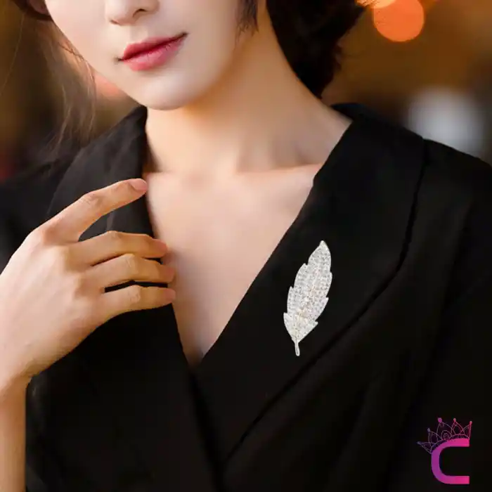 Yaprak Tasarım Kristal Taşlı Kadın Broş Gold - Özel Günler Hediyelik Elbise Ceket Yaka İğnesi Broşu