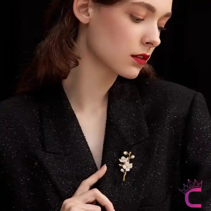 Yasemin Çiçeği Tasarım İncili Çiçekli Taşlı Kadın Broş - Hediyelik Elbise Ceket Yaka İğnesi Broşu