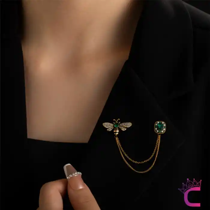 Yeşil Zümrüt Kristal Taşlı Zincirli Arı Tasarım Broş - Hediyelik Elbise Ceket Yaka İğnesi Broş