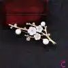 Erik Çiçeği Tasarım Beyaz Çiçekli İncili Taşlı Kadın Broş - Hediyelik Elbise Ceket Yaka İğnesi Rozet