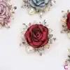 İncili Kristal Taşlı Kırmızı Kumaş Çiçek Gül Broş - Gold Yaprak Yaka Çiçeği İğnesi Aksesuar Hediyesi