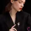 Yasemin Çiçeği Tasarım İncili Çiçekli Taşlı Kadın Broş - Hediyelik Elbise Ceket Yaka İğnesi Broşu