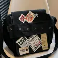 Siyah Good Luck Patch Baskılı Postacı Omuz Çantası