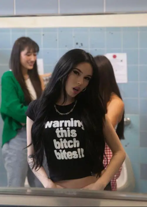 Siyah Warning This Bitch Baskılı Crop