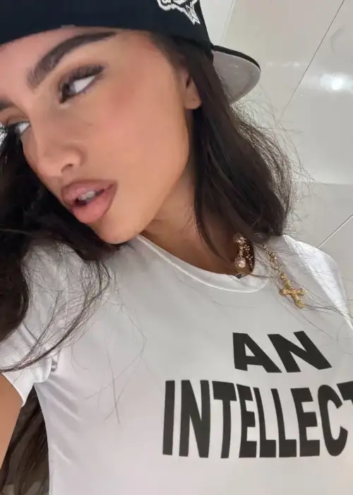 Beyaz An Intellectual Baskılı Crop