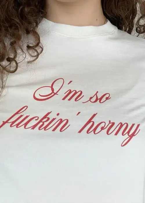 Beyaz Fuckin Horny Baskılı Crop