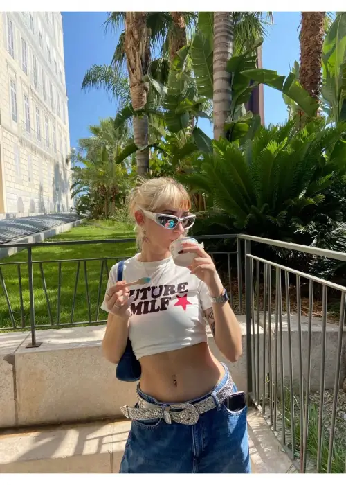 Beyaz Future Milf Siyah Yazılı Kırmızı Yıldız Detail Bluz Body Crop Top