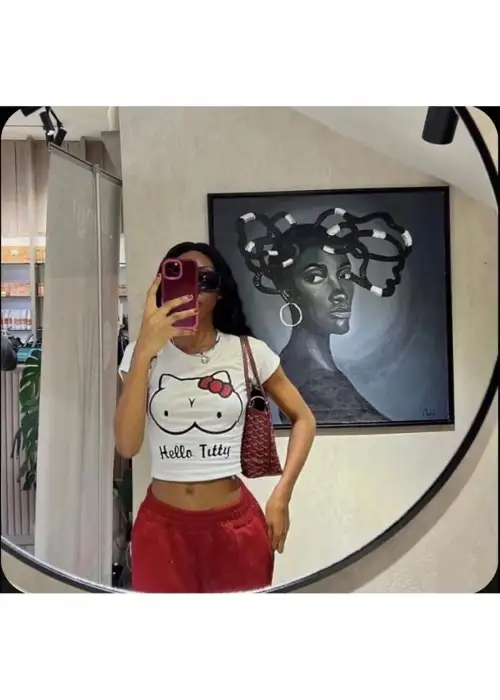 Beyaz Hello Titty Baskılı Kadın Crop Body