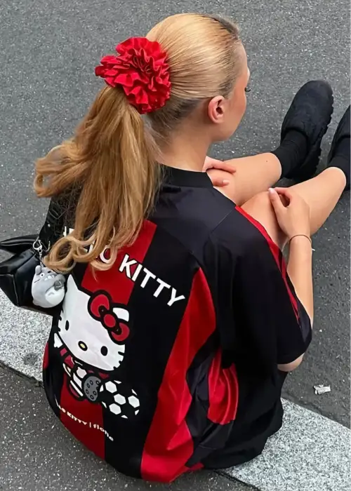 Kırmızı Siyah Çizgili Hello Kitty Forma