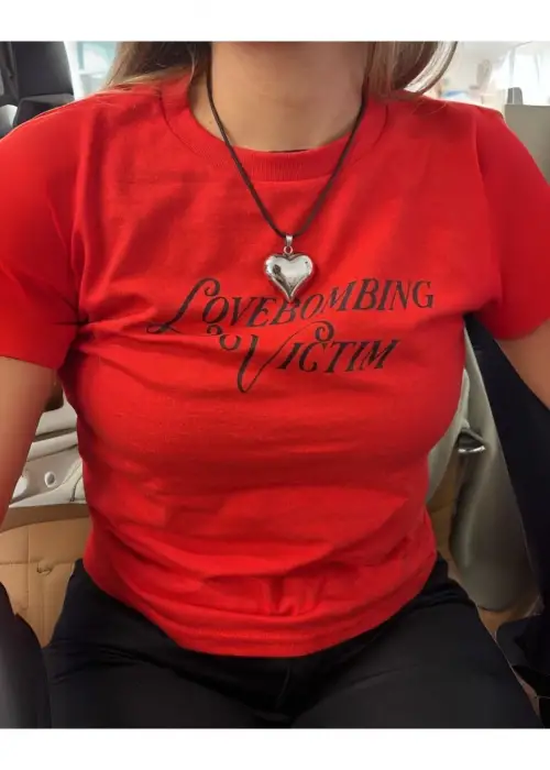 Love Bombing Baskılı Kırmızı Crop Bluz