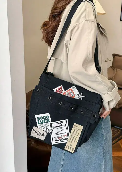 Siyah Good Luck Patch Baskılı Postacı Omuz Çantası