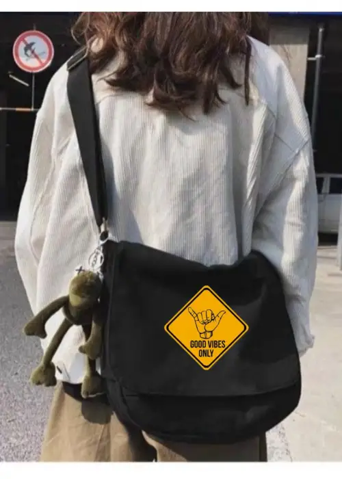 Siyah Good Vibes Only Baskılı Unisex Askılı Postacı Çanta