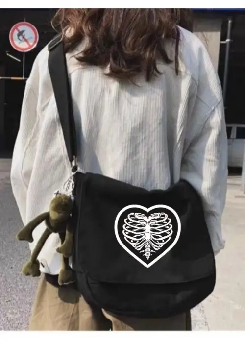 Siyah Kalp Kaburga Baskılı Unisex Askılı Postacı Çanta