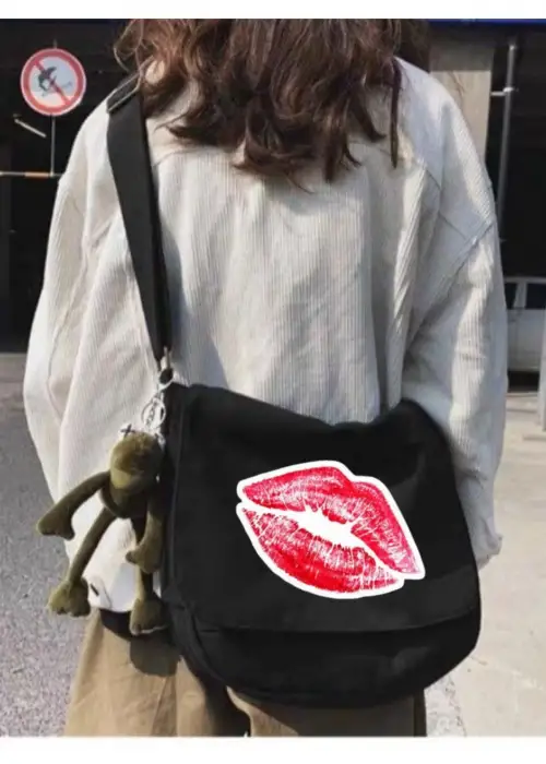 Siyah Kırmızı Dudak Öpücük Baskılı Unisex Askılı Postacı Çanta