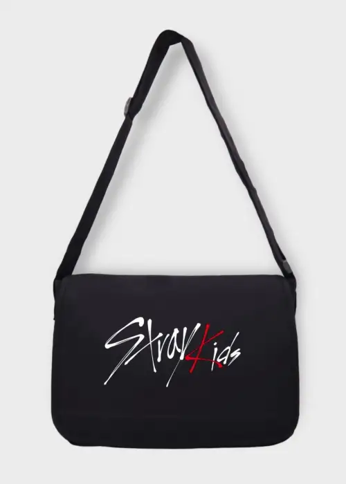 Siyah Stray Kids Yazılı Postacı Çanta
