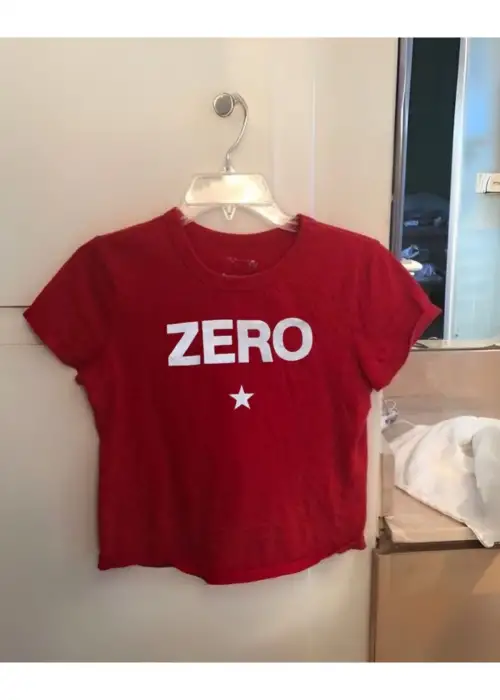 Zero Baskılı Kırmızı Crop Bluz