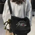 Kpop Serisi Stray Kids Baskılı Iç Hacmi Geniş Siyah Unisex Iki Bölmeli Postacı Çantası