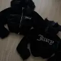 Siyah Juicy Peluş Kapüşonlu Şişme Crop Mont