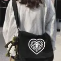 Siyah Kalp Kaburga Baskılı Unisex Askılı Postacı Çanta
