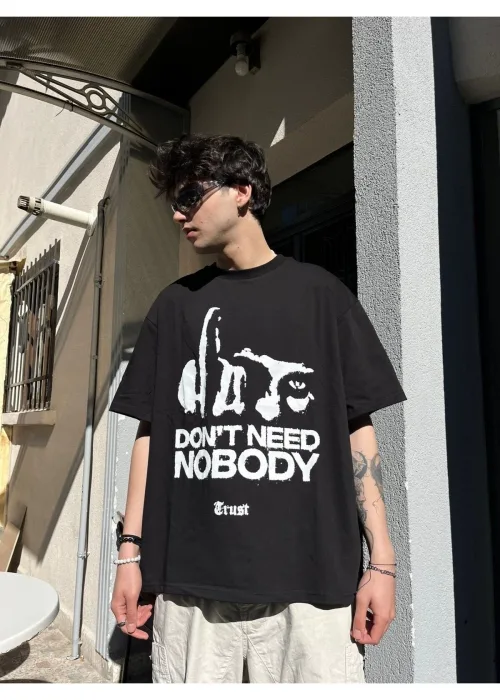 NOBODY TRUST BASKILI SİYAH OVERSİZE TSHİRT