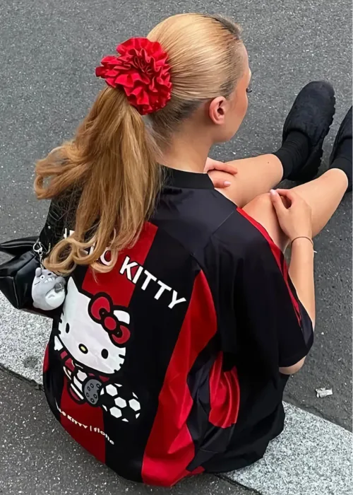 Kırmızı Siyah Çizgili Hello Kitty Forma