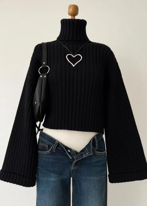 Siyah Boğazlı Triko Örme Kazak