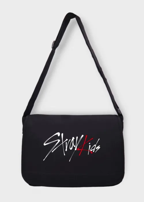 Siyah Stray Kids Yazılı Postacı Çanta