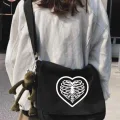 Siyah Kalp Kaburga Baskılı Unisex Askılı Postacı Çanta