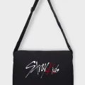 Siyah Stray Kids Yazılı Postacı Çanta