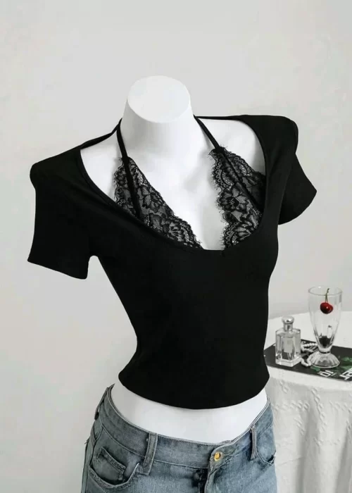 Siyah Bağlamalı Dantelli Ekli Kısa Kollu Crop