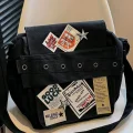Siyah Good Luck Patch Baskılı Postacı Omuz Çantası