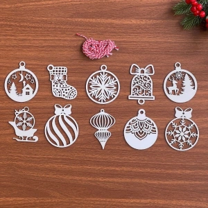 Timion 10 Parça Kırmızı Beyaz İpli Karışık Model Ahşap Yılbaşı Ağaç Süsü (5148)