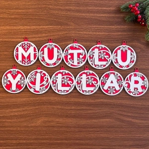 Timion 11 Harfli Kırmızı Beyaz İpli MUTLU YILLAR Yazılı Ahşap Yılbaşı Ağaç Süsü (5148)