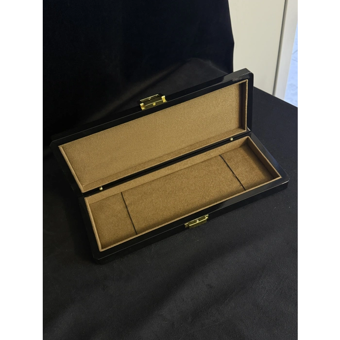 Siyah mücevharet kutusu