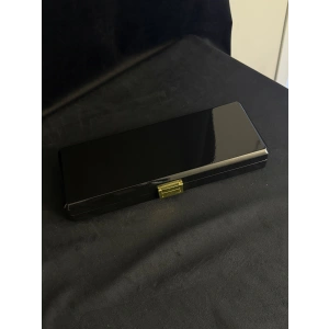 Siyah mücevharet kutusu